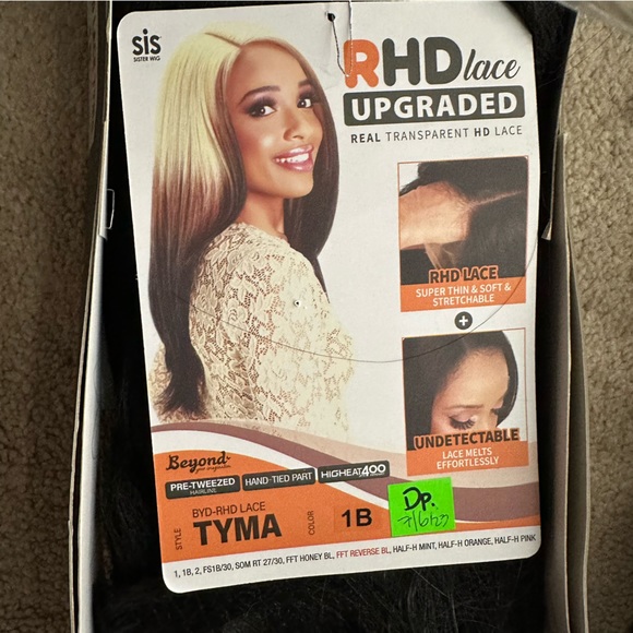 Lace Front Wig
• NEVER WORN • - Picture 3 of 7